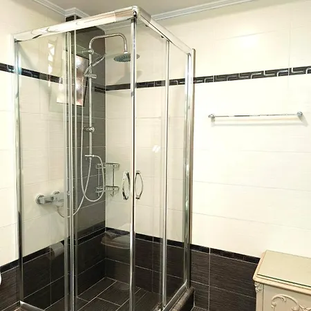 Giota's 100m Fro The דירה